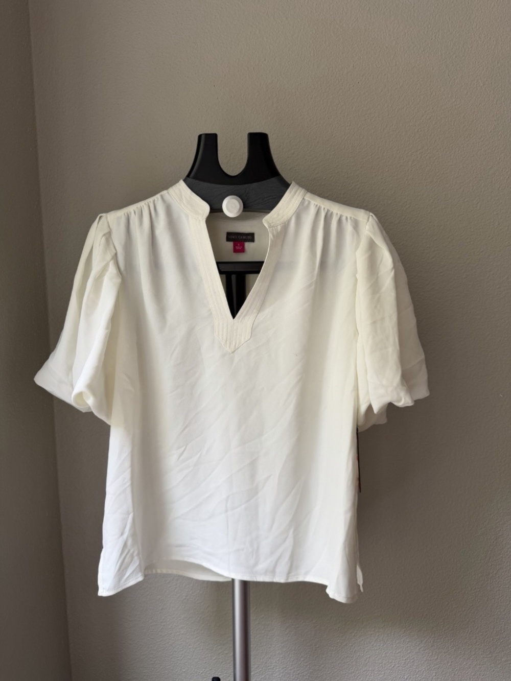Vince Camuto Women's Ivory Solid V-Neck Short Sleeve Blouse S